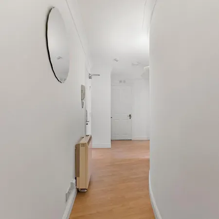 Plaza - Centrally Located, Contractor Friendly Leeds