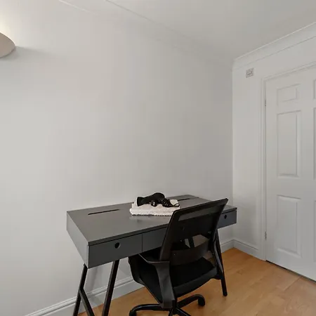 Plaza - Centrally Located, Contractor Friendly Leeds