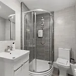 Plaza - Centrally Located, Contractor Friendly Appartement