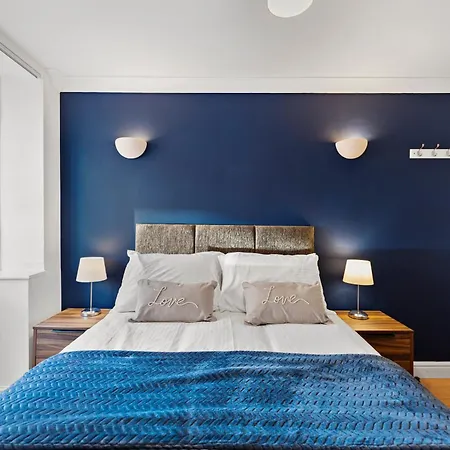 Plaza - Centrally Located, Contractor Friendly Appartement *