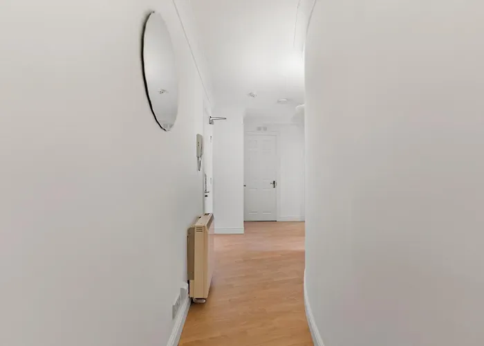 Plaza - Centrally Located, Contractor Friendly Лідс