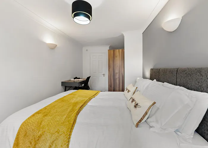 Plaza - Centrally Located, Contractor Friendly * Leeds (West Yorkshire)