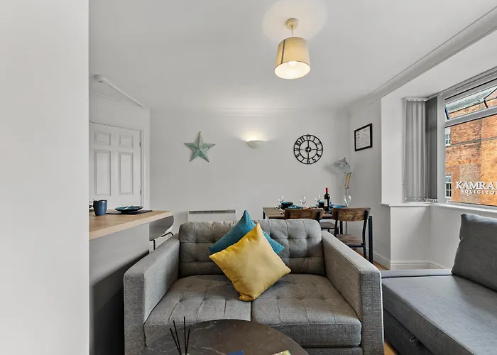 Plaza - Centrally Located, Contractor Friendly * Лідс