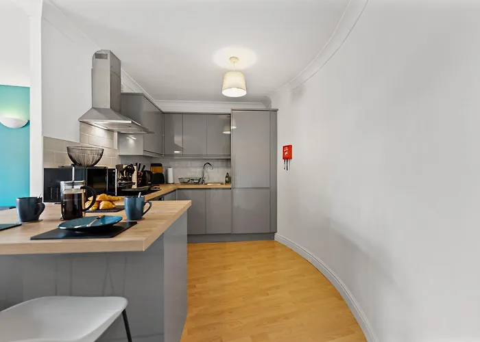 Apartment Plaza - Centrally Located, Contractor Friendly