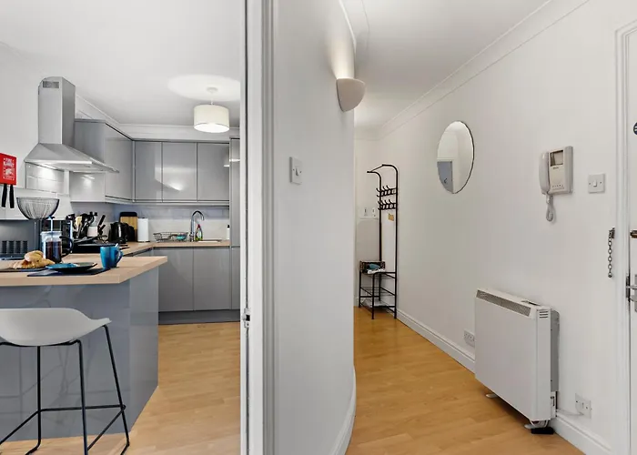 Apartment Plaza - Centrally Located, Contractor Friendly