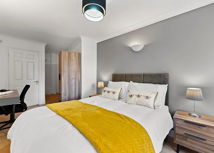 Apartment Plaza - Centrally Located, Contractor Friendly Leeds (West Yorkshire)